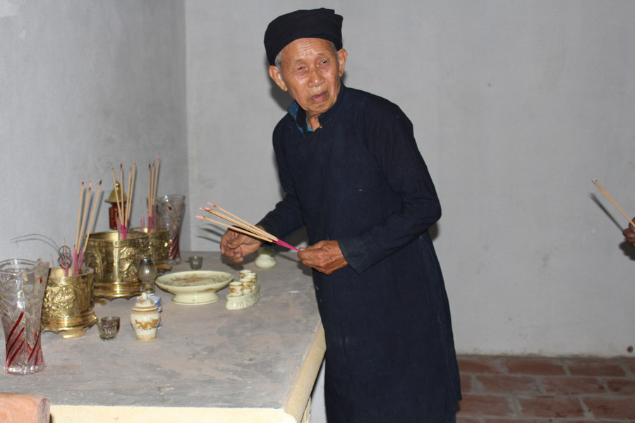 Thầy cúng người La Chí tưởng nhớ Hoàng Vần Thùng.