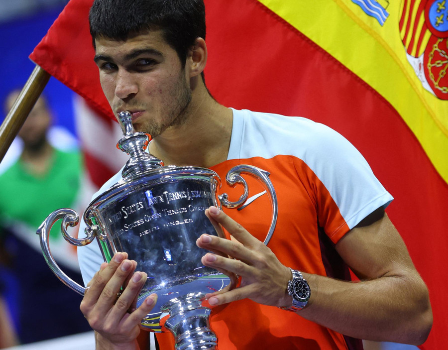 Carlos Alcaraz ăn mừng chức vô địch US Open.