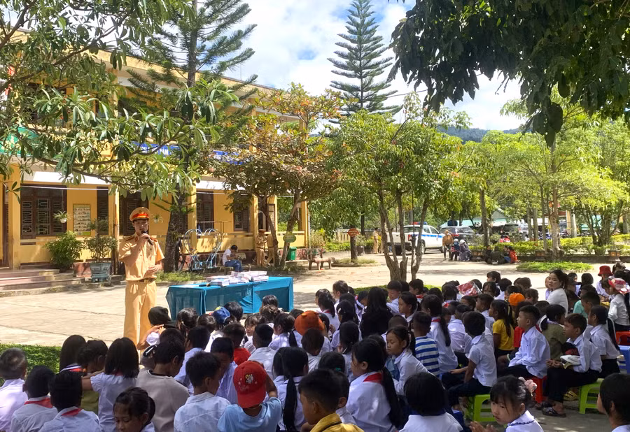 Cán bộ Phòng CSGT Công an tỉnh Thừa Thiên - Huế tuyên truyền pháp luật về An toàn giao thông cho các em học sinh. (Ảnh: CACC).