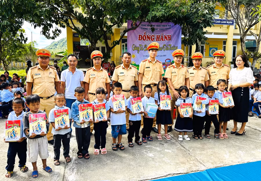 Trao tặng 1000 cuốn sách cho học sinh Trường tiểu học Hồng Vân, huyện A Lưới. (Ảnh: CACC).