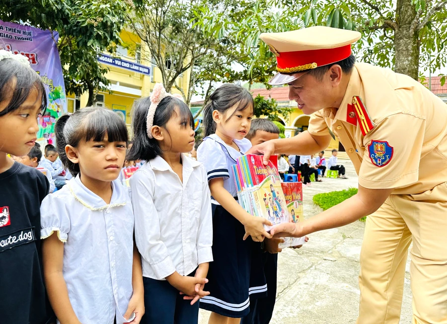 CSGT tặng sách cho các em học sinh Trường Tiểu học Hồng Vân, huyện A Lưới. (Ảnh: CACC).