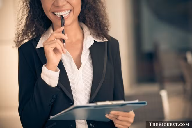 10 công việc lương cao lại được đi du lịch