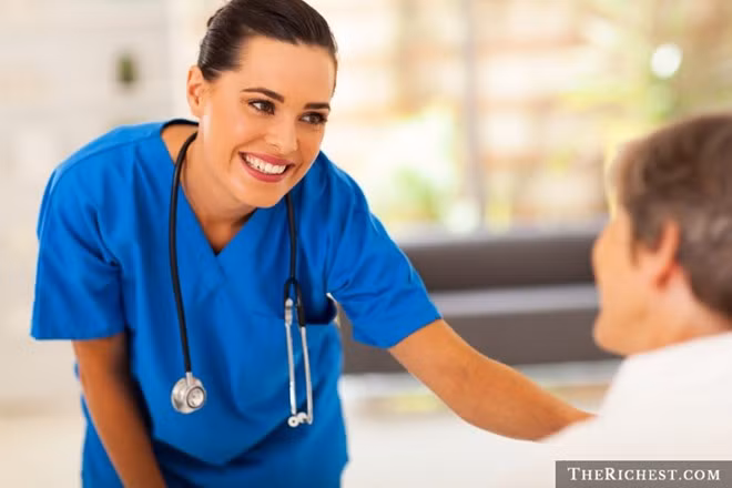 10 công việc lương cao lại được đi du lịch