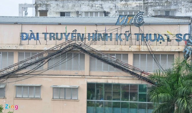 Cột truyền hình gãy đổ sau cơn dông mạnh như bão