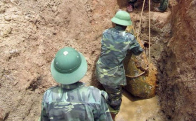 Quả bom nặng 400 kg chưa kích nổ nằm trong khu dân cư