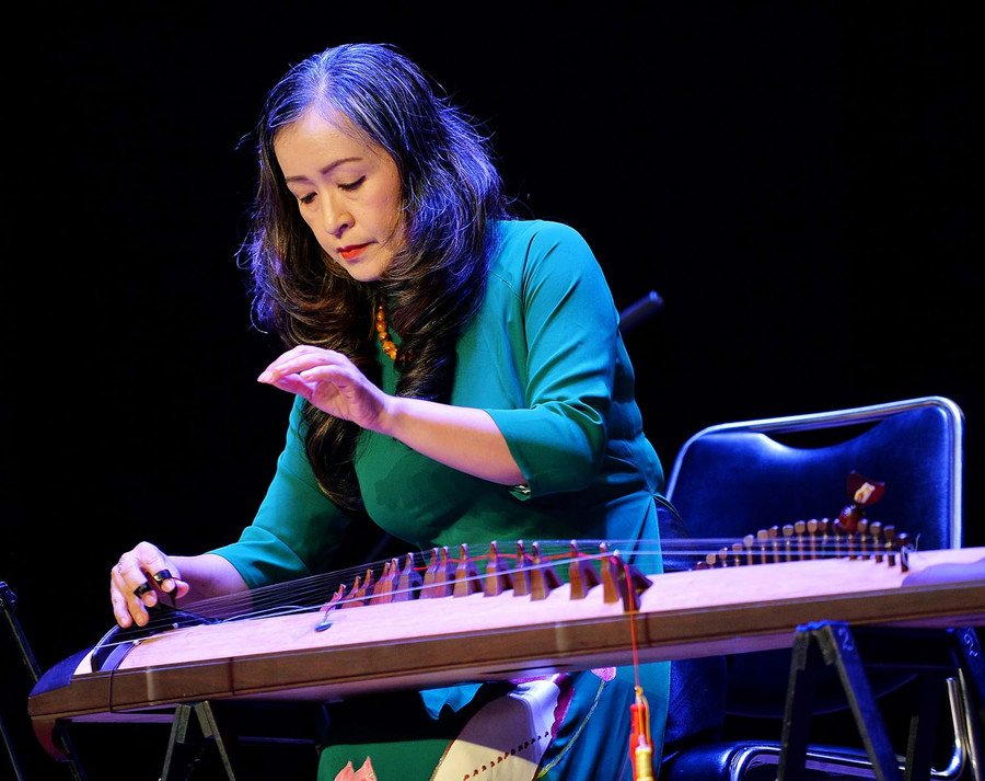 NSƯT Hải Phượng biểu diễn trong buổi lễ trao giải thưởng Trần Văn Khê. Ảnh: Nguyễn Á.