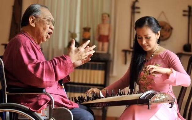 NSƯT Hải Phượng và cố GS Trần Văn Khê. Ảnh: NVCC.