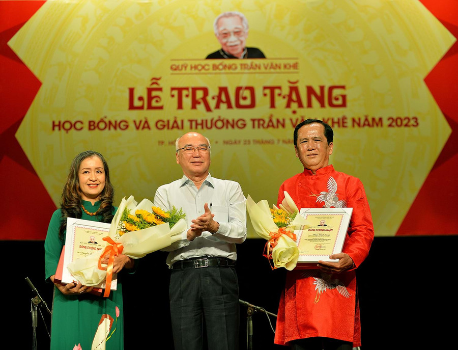 NSƯT Hải Phượng (bìa trái) nhận giải thưởng Trần Văn Khê. Ảnh:NVCC - Nguyễn Á.