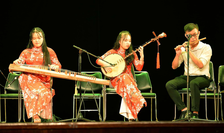 Nghệ sĩ Hải Minh (bìa trái) biểu diễn trong buổi lễ trao giải thưởng Trần Văn Khê. Ảnh: Nguyễn Á.