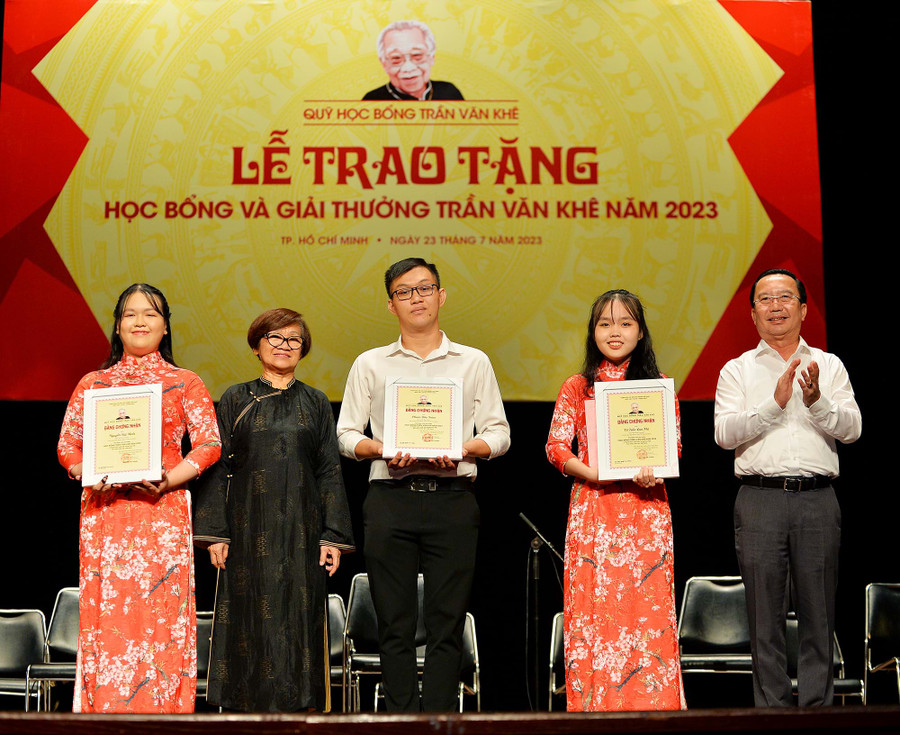 Nghệ sĩ Hải Minh (bìa trái) nhận học bổng Trần Văn Khê. Ảnh: Nguyễn Á.