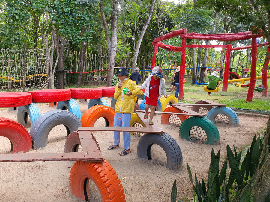 Mỗi góc cây cầu gỗ sơn đỏ bắc qua hồ nước, xích đu tổ chim phong cách Bali hay những chiếc lốp xe cũ sặc sỡ màu sắc đều được trang trí bắt mắt phục vụ nhu cầu &apos;sống ảo&apos; của du khách.