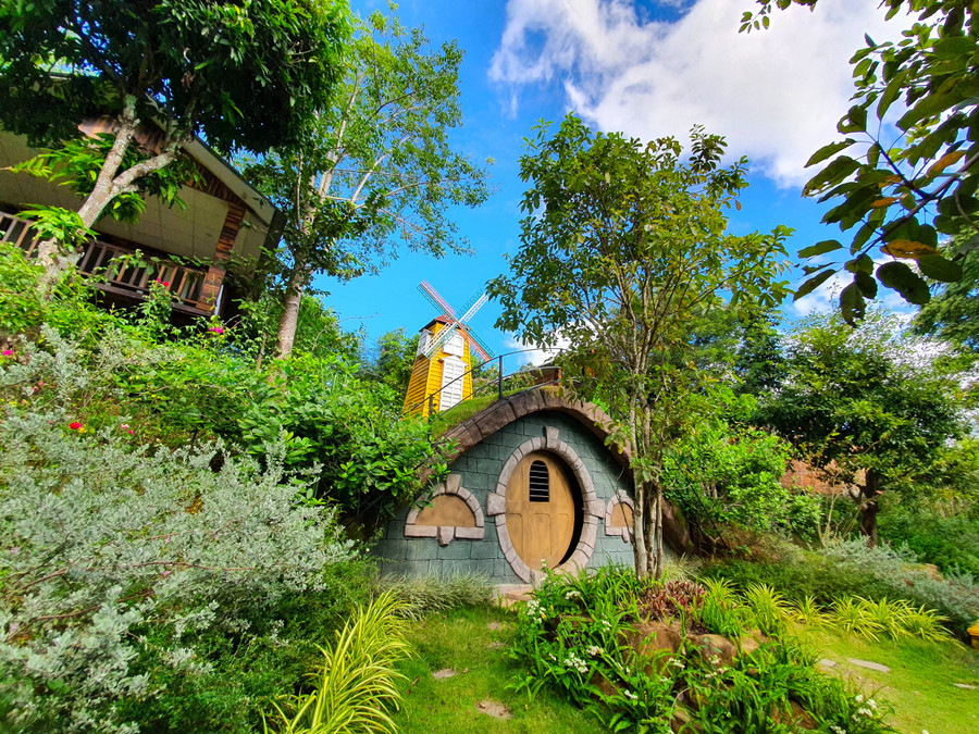 Trong tiếng Ê đê, &apos;Troh Bư&apos; có nghĩa là &apos;Lũng cá lóc đá&apos;, gắn liền với một câu chuyện truyền thuyết của người Tây Nguyên xưa.