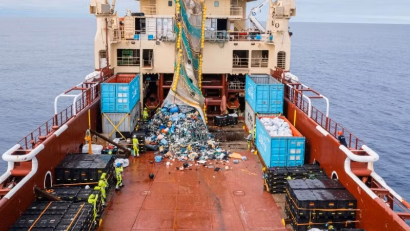 Rác thải nhựa có thể được chuyển đổi thành một loại dầu thông qua quá trình hóa lỏng thủy nhiệt (HTL).