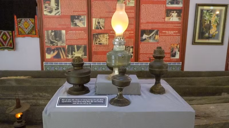 Không gian trưng bày đèn dầu tại Bảo tàng Văn hóa các dân tộc Việt Nam (Thái Nguyên).