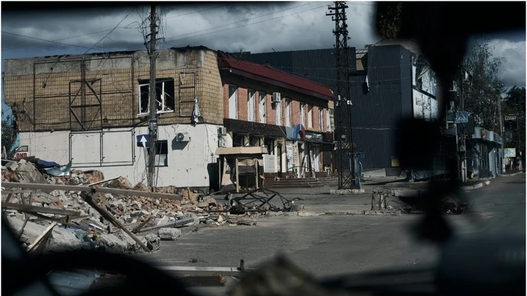 Cảnh sát và tình nguyện viên Ukraine sơ tán dân thường khỏi Kharkov, ngày 12/5/2024.