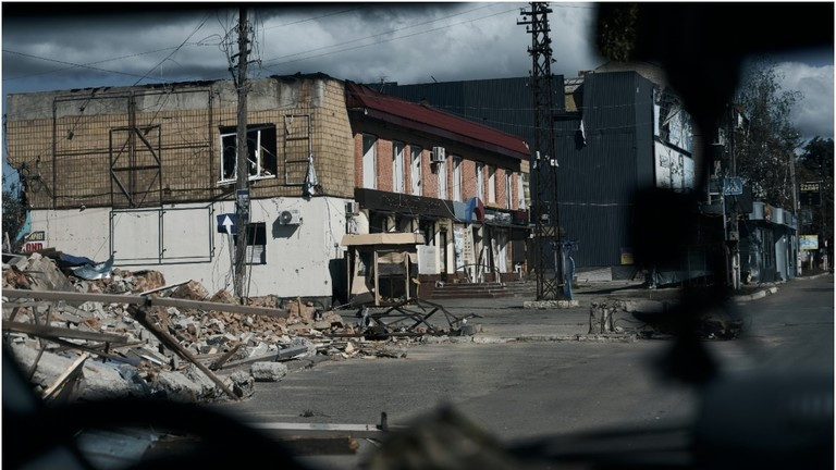 Cảnh sát và tình nguyện viên Ukraine sơ tán dân thường khỏi Kharkov, ngày 12/5/2024.