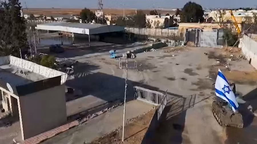 Xe tăng Israel tiến về cửa khẩu biên giới Rafah giữa Gaza và Ai Cập, phía nam Dải Gaza vào đầu tháng 5/2024.