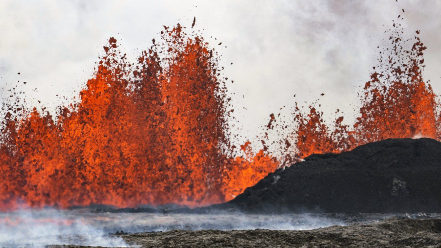 Núi lửa ở Iceland phun những dòng dung nham đỏ, ngày 29/5/2024 Núi lửa ở Iceland phun những dòng dung nham đỏ, ngày 29/5/2024