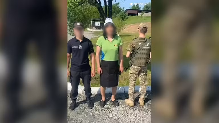 Ukraine bắt giữ người đàn ông cải trang thành nữ, ngày 6/5/2024.