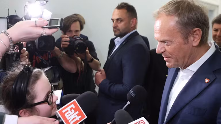 Thủ tướng Ba Lan Donald Tusk trả lời các câu hỏi của phóng viên nhí, ngày 9/5/2024.