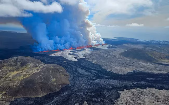 Núi lửa phun dòng dung nham đỏ ở Iceland, ngày 29/5/2024.