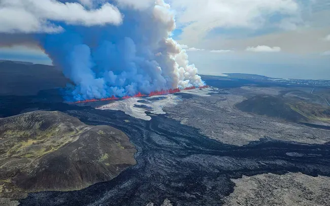 Núi lửa phun dòng dung nham đỏ ở Iceland, ngày 29/5/2024.