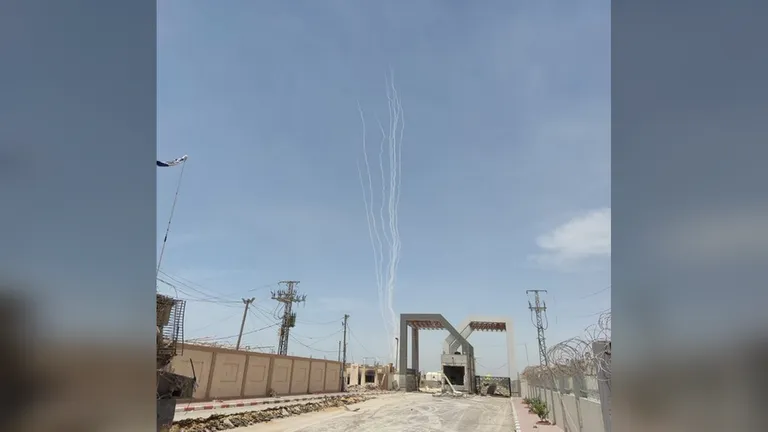 Một loạt tên lửa do Hamas bắn vào Tel Aviv vào ngày 26/5/2024 nhìn từ cửa khẩu biên giới Rafah, Gaza