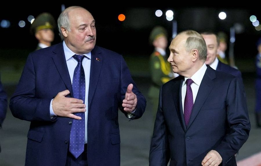 Tổng thống Nga Vladimir Putin (phải) và người đồng cấp Belarus Alexander Lukashenko