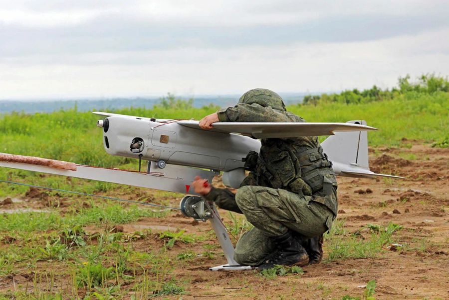 Một người lính Nga cầm UAV Orlan-10
