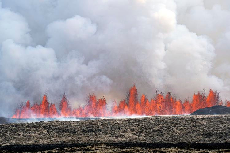 Núi lửa ở Iceland phun những dòng dung nham đỏ, ngày 29/5/2024 Núi lửa ở Iceland phun những dòng dung nham đỏ, ngày 29/5/2024
