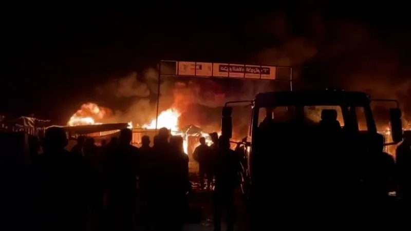 Những đám cháy bùng lên sau cuộc tấn công của Israel vào khu vực được chỉ định dành cho người Palestine di tản ở Rafah, Gaza, ngày 26/5/2024
