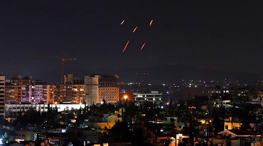 Hệ thống phòng không Syria đáp trả tên lửa của Israel nhắm vào phía nam thủ đô Damascus, tối ngày 2/5/2024