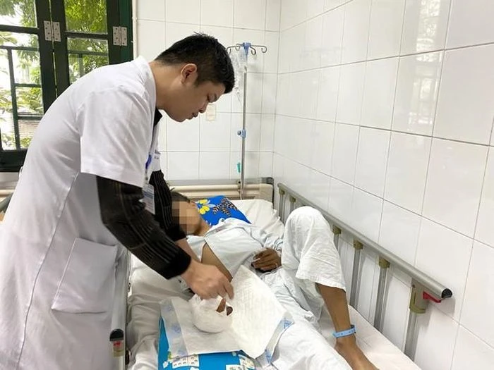 Khoa Phẫu thuật Chi trên và Y học thể thao của bệnh viện này vừa liên tục tiếp nhận và điều trị loạt 4 trường hợp tai nạn do sử dụng pháo tự chế. Ảnh: BVCC