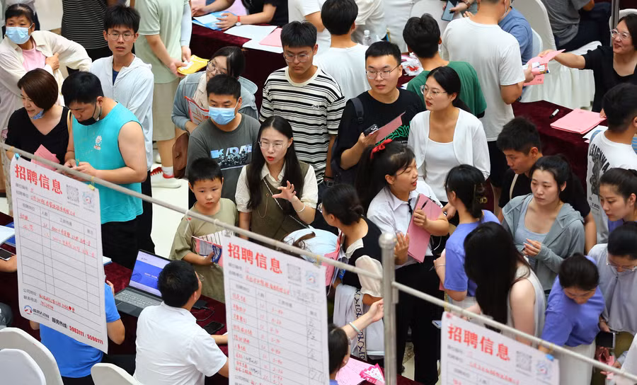 Thanh niên Trung Quốc tham gia hội chợ tìm việc làm.