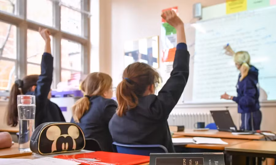 Nhiều trẻ em nghỉ học do hoàn cảnh gia đình.