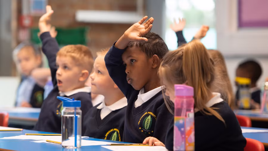 Khoảng cách giữa trẻ đi học thường xuyên và trẻ nghỉ học ngày càng nới rộng.