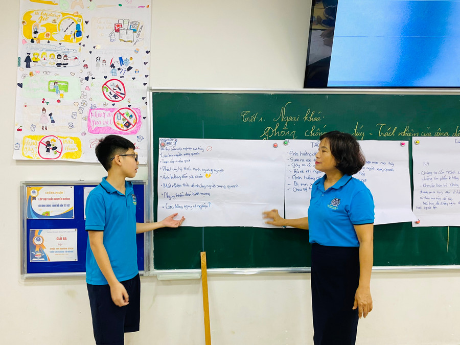 Cô Lương Thị Hiên và học trò trong giờ học Giáo dục công dân. Ảnh: NVCC Cô Lương Thị Hiên và học trò trong giờ học Giáo dục công dân. Ảnh: NVCC