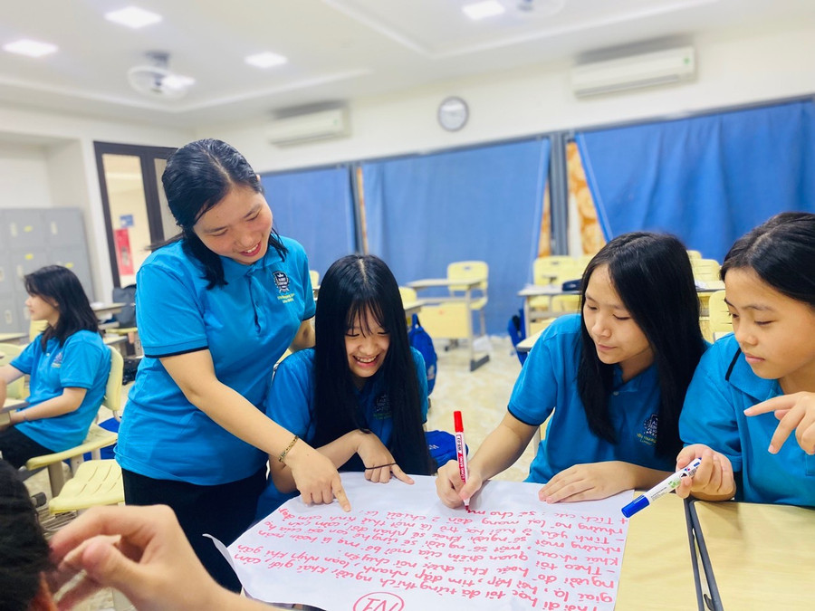 Học sinh Trường Tiểu học, THCS, THPT Albert Einstein, TP Hà Tĩnh trong giờ học Giáo dục công dân. Học sinh Trường Tiểu học, THCS, THPT Albert Einstein, TP Hà Tĩnh trong giờ học Giáo dục công dân.