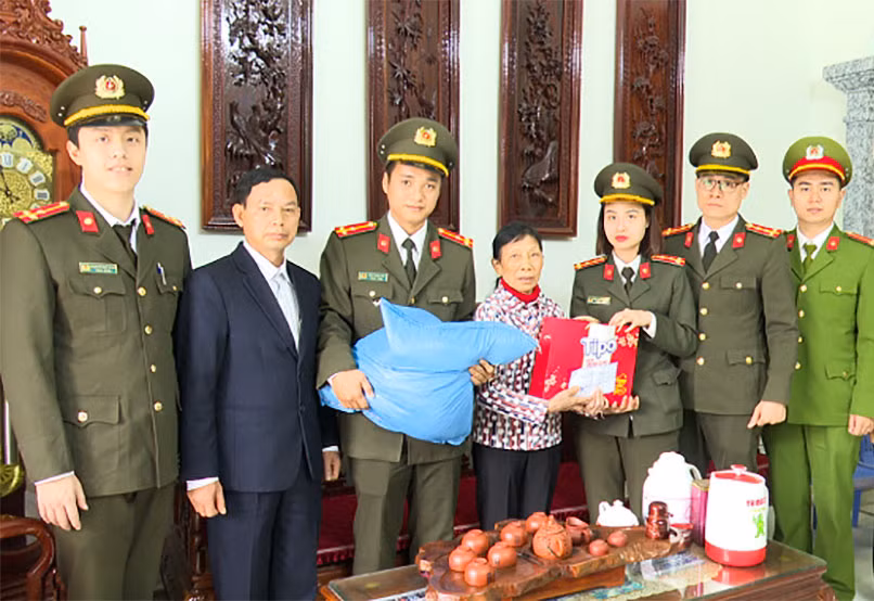 Công an tỉnh Hải Dương thăm và tặng quà bà Nguyễn Thị Thắm. Ảnh: CA