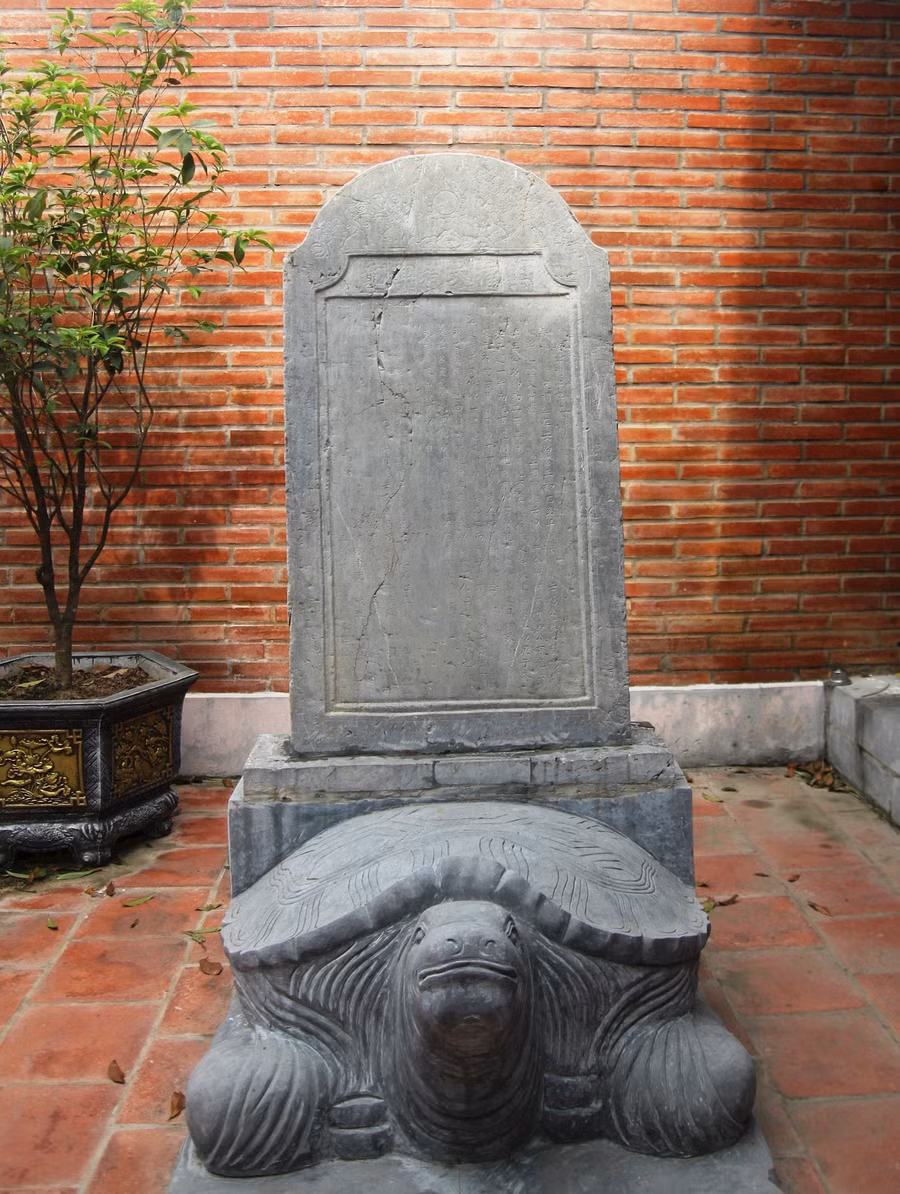 Bia đá ghi danh các nhà khoa bảng Thượng Phúc.