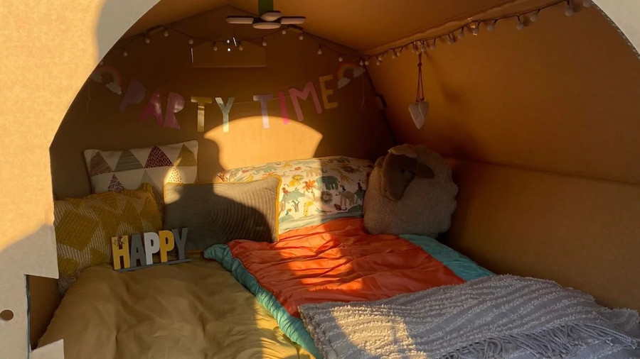 Bên trong lều carton.