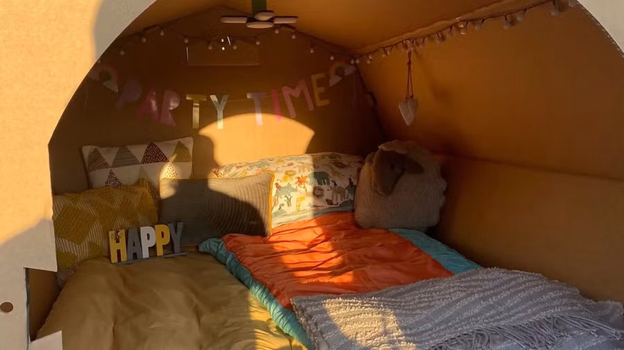 Bên trong lều carton.