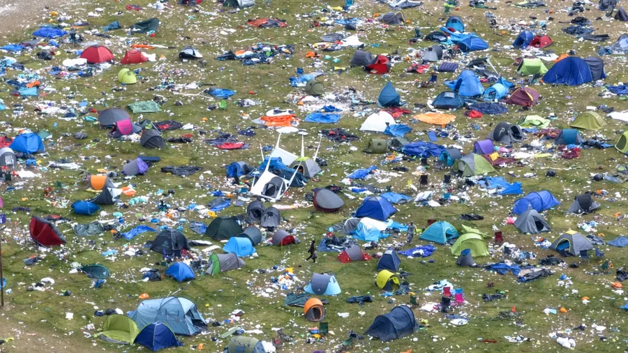 Rác thải sau một lễ hội ở Anh.