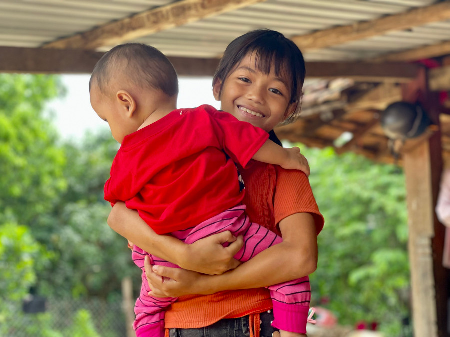 Những ngày hè, Y Huyền phụ dì trông em.