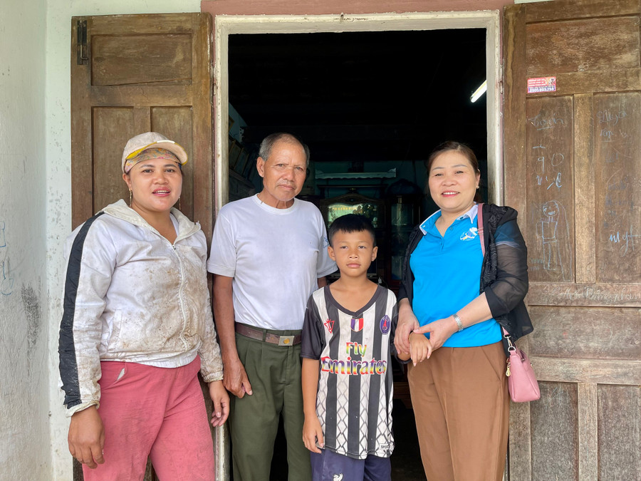 Bà Lê Thị Thảo - Chủ tịch Hội Liên hiệp Phụ nữ thị trấn Đăk Tô đến thăm hỏi, động viên gia đình người con nuôi Phan Anh Thiện.