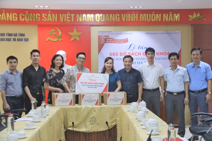 Đại diện Sở GD&ĐT Hà Tĩnh nhận sách trao tặng học sinh có hoàn cảnh khó khăn trên địa bàn từ Công ty Cổ phần Đầu tư và Phát triển Giáo dục Hà Nội. 