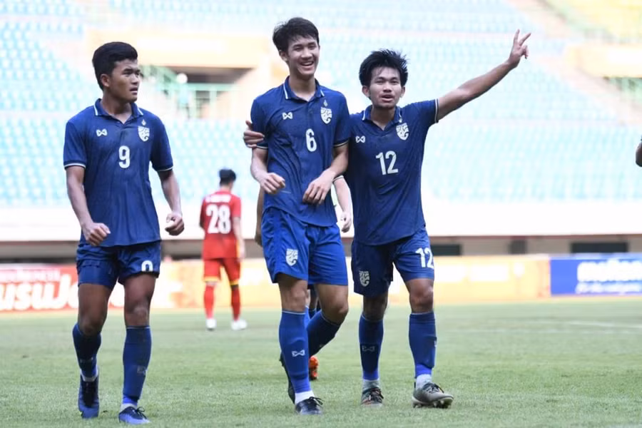 U19 Thái Lan mừng bàn mở tỷ số ở cuối hiệp một vào lưới U19 Việt Nam.