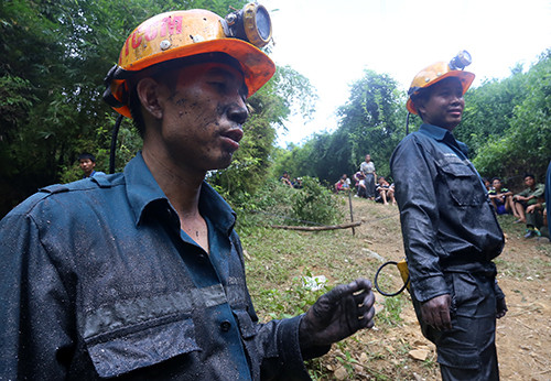 Anh Nguyễn Hoàng Nam (32 tuổi), Trung tâm cứu hộ mỏ thuộc tập đoàn Than khoáng sản Việt Nam cho biết, trong hầm rất nguy hiểm, liên tiếp gặp những tảng đá to, bùn than liên tục sụt xuống. Ảnh: Bá Đô 6-ngay-pha-da-boi-than-bun-tim-kiem-3-nan-nhan-sap-ham-1