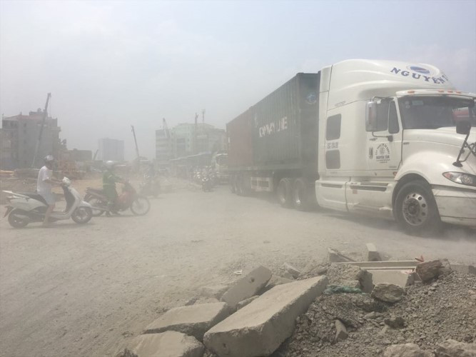 Hoạt động giao thông và xây dựng khiến lượng bụi mịn phát tán vào không khí.