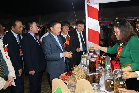 Các đại biểu tham quan các gian hàng tại hội chợ.